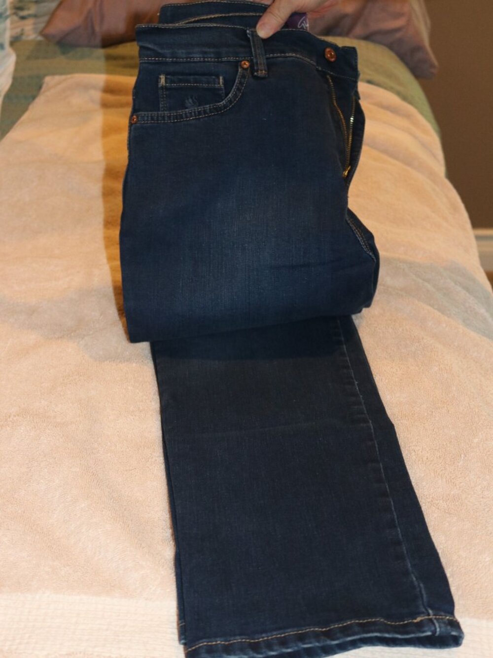 Women's Gloria Vanderbilt dark wash jeans. Size 8
